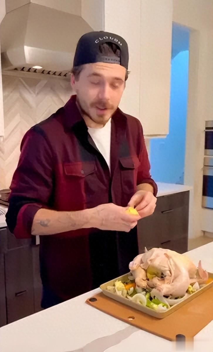 因为一只烤鸡？布鲁克林拉黑小贝夫妇，圣诞前夕豪门彻底决裂