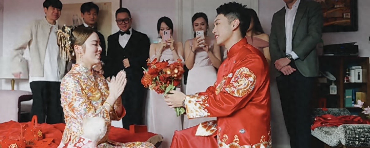 李嘉欣姐姐在上海参加继子婚礼，被敬茶笑不拢嘴，15岁儿子罕露脸