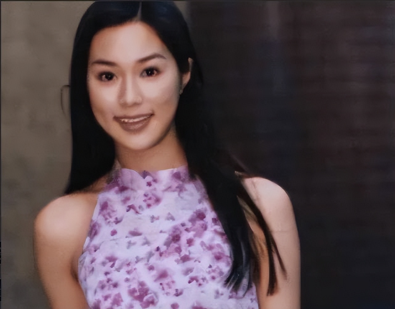 “千亿儿媳”彻底成笑话！43年来任人摆弄，连吃馄饨的自由都没有