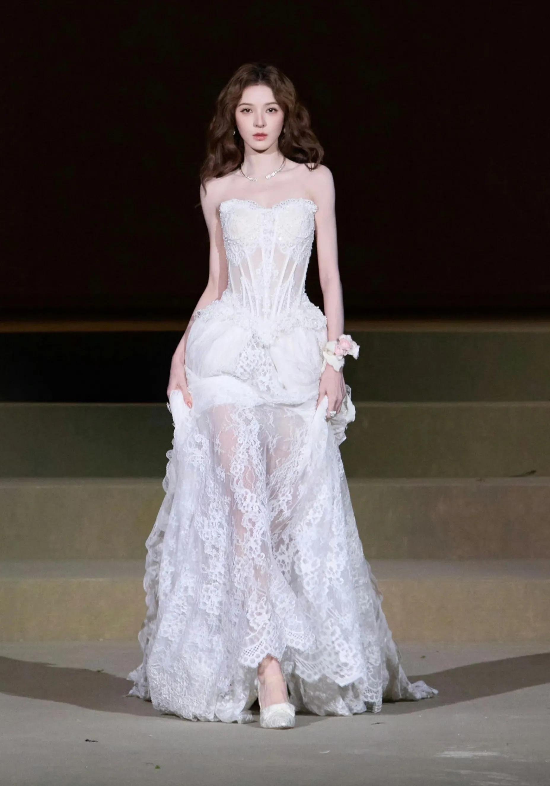 张予曦性感蕾丝抹胸礼服