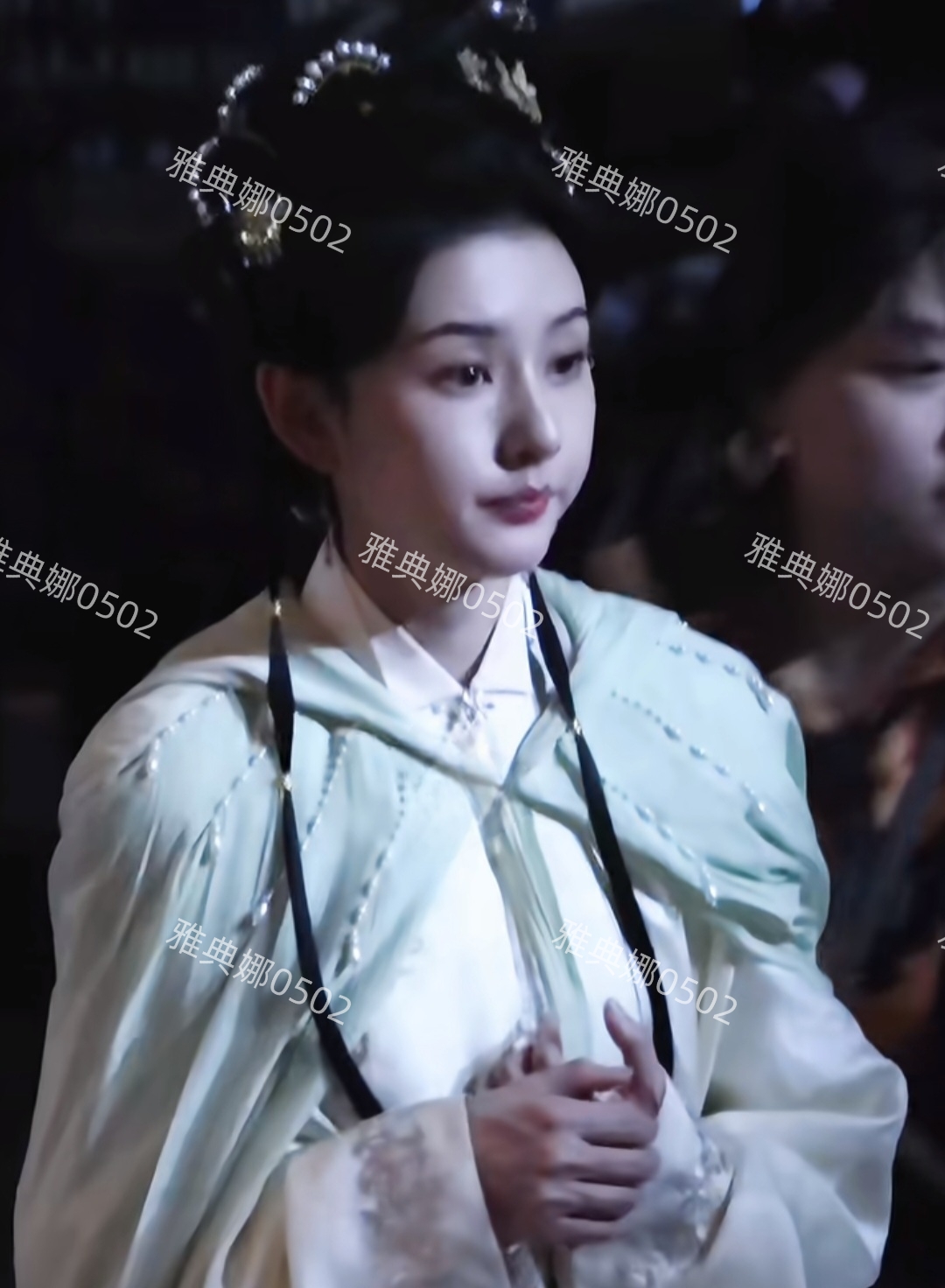 这居然是宋祖儿,猛一看以为是赵露思,是胖了还是肿了发腮的厉害