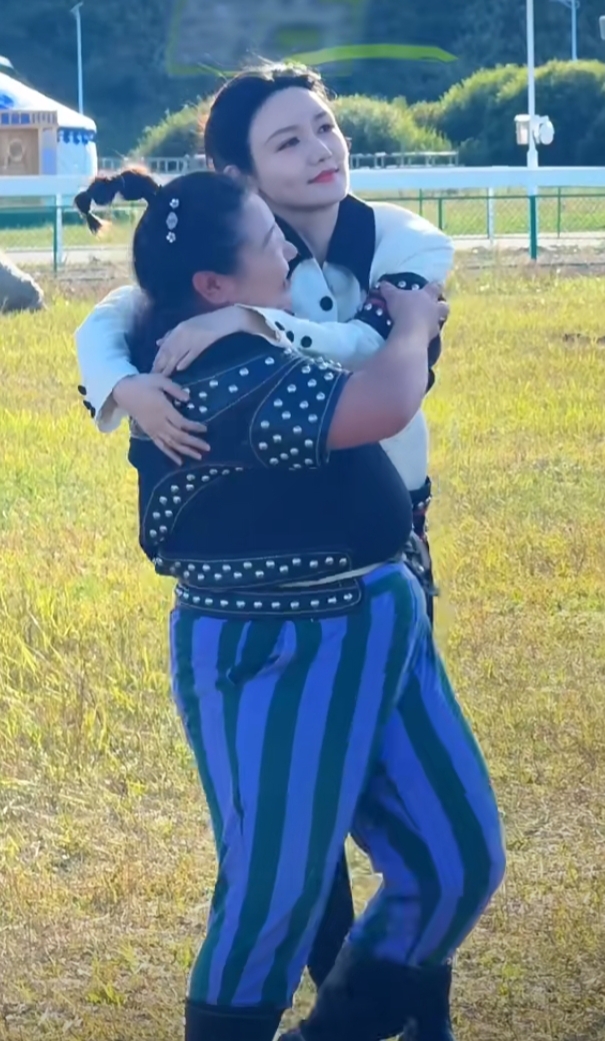 龙洋草原非遗活动造型,黑白穿搭配利落发型,美出新高度