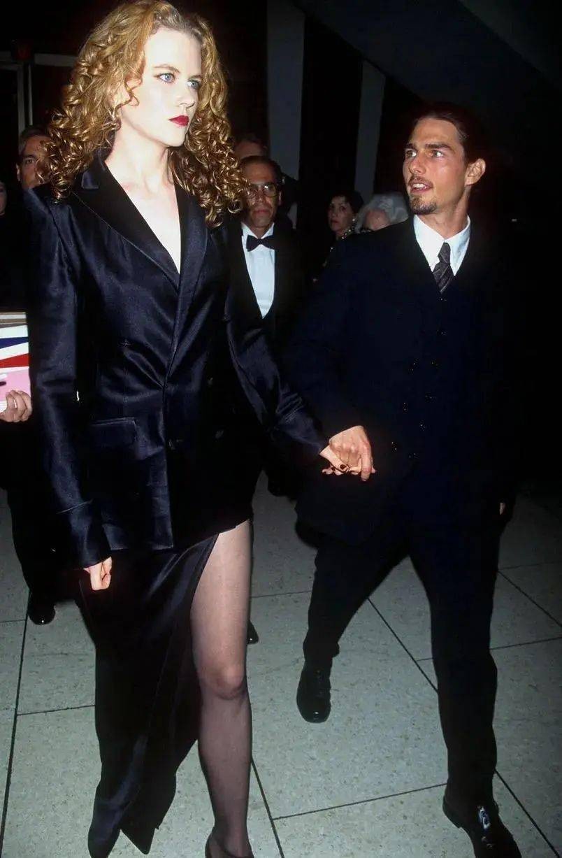 63岁汤姆克鲁斯牵手安娜,37岁安娜扎着马尾清纯甜美,看着很般配