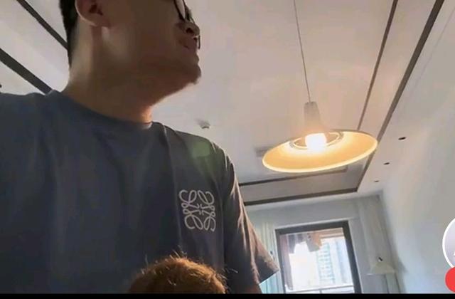 云飞和热尼娅宣布岳父去世，不提死因不能奔丧，在家里哭