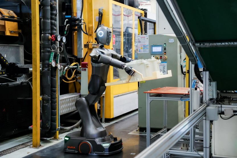 工厂大脑调度、Agent指挥、机器人协同作业,美的建了全球首个智能体工