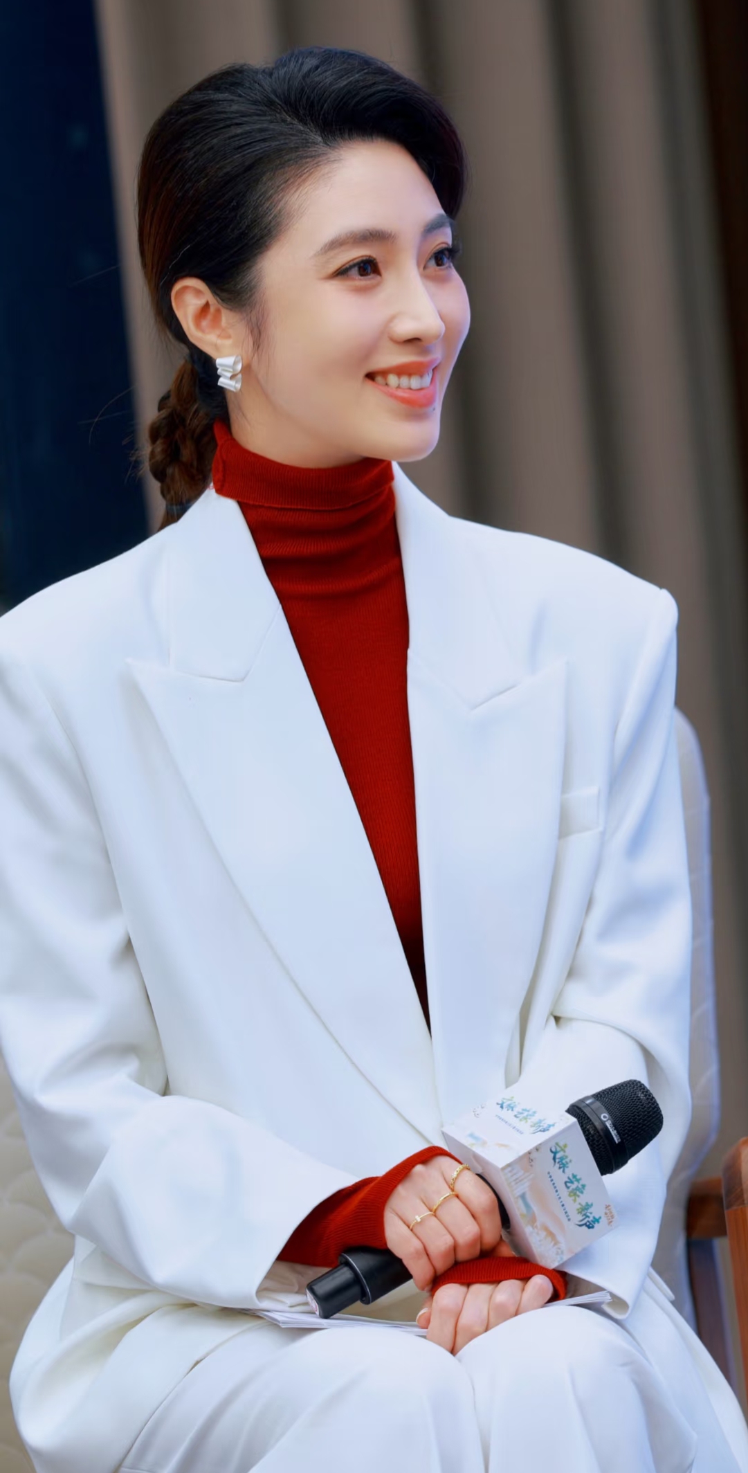 何卿分享最新美照，白色西服配高领红毛衣，美得好高级