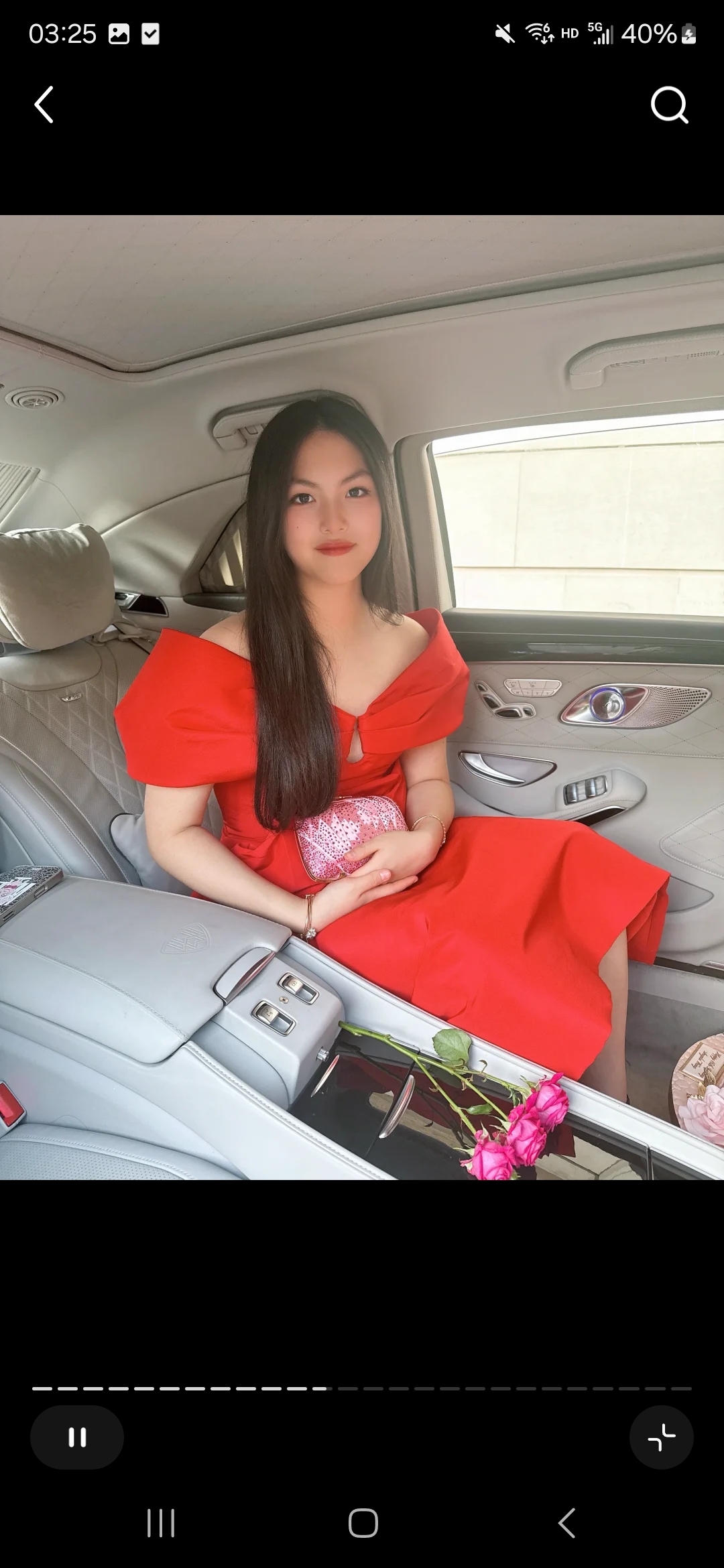 伦敦偶遇李湘一家三口，李湘母女本人都比自己发的照片上丰满很多