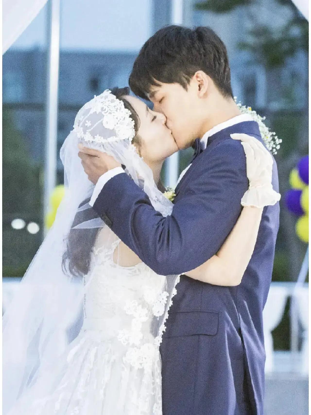 吴倩带着女儿在武汉逛街，她扎着丸子头没有少女感，妈味儿很重！