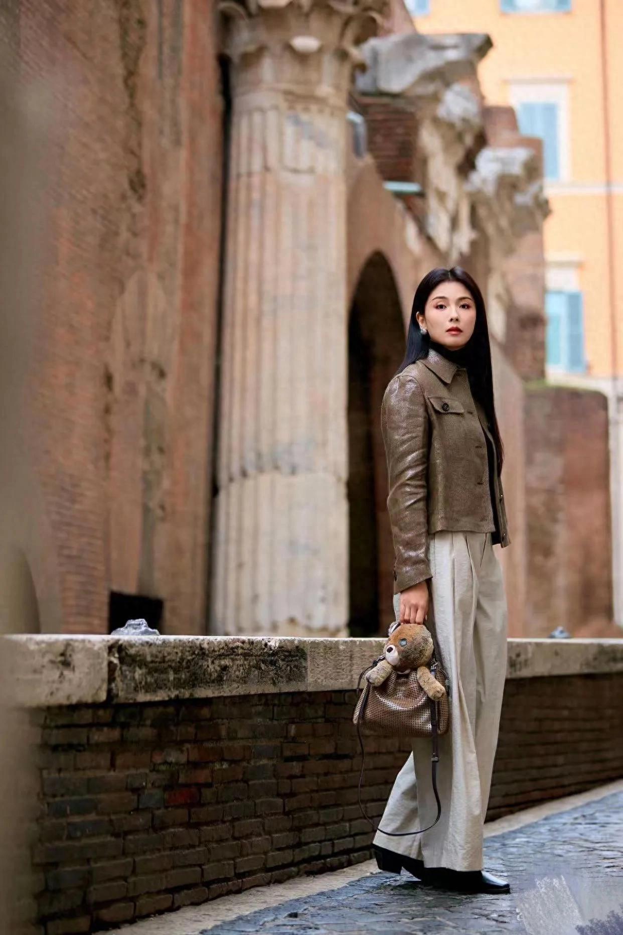 刘涛的气质真是出挑！穿咖绿皮衣+高领衫+阔腿裤，时髦又高级！