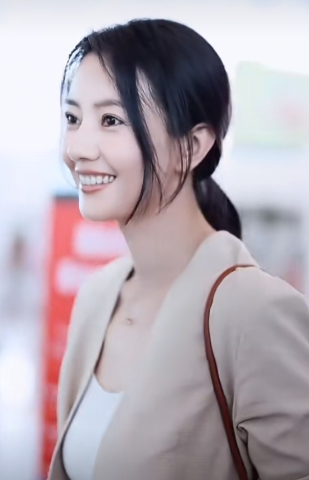 高圆圆现身机场，浅西装配白色长裙，低马尾温婉气质颜值能打