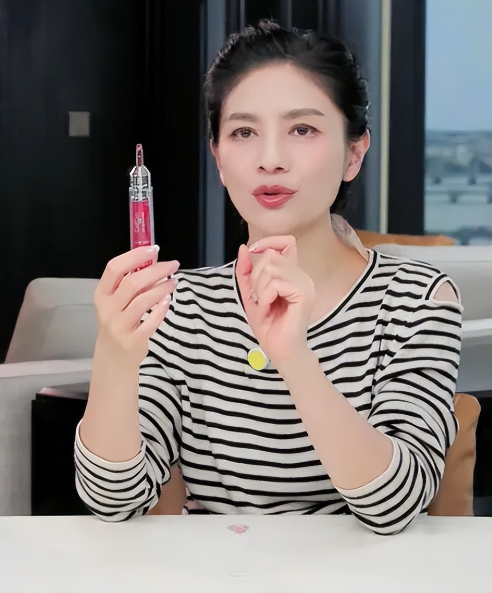 钱再多有什么用？年仅50岁就皮松肉垮的胡可，给所有女星提了个醒