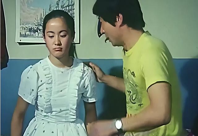 嫁大13岁名导被捧红，丈夫病逝后不愿再演戏，今55岁未婚无子嗣