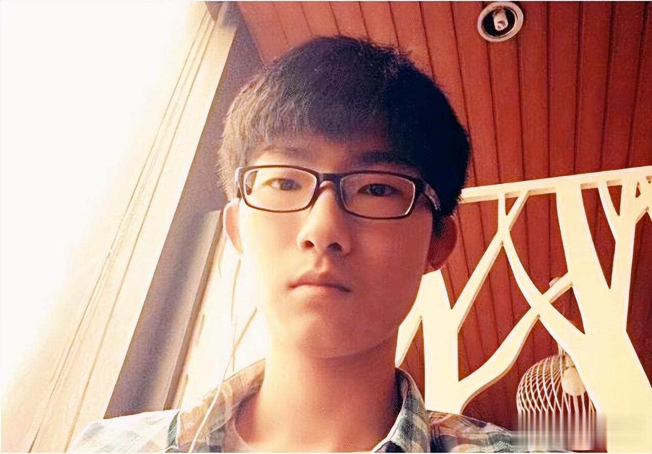 原来李洪涛的妻子是她，夫妻低调恩爱34年，两个小嗜好让妻子烦恼