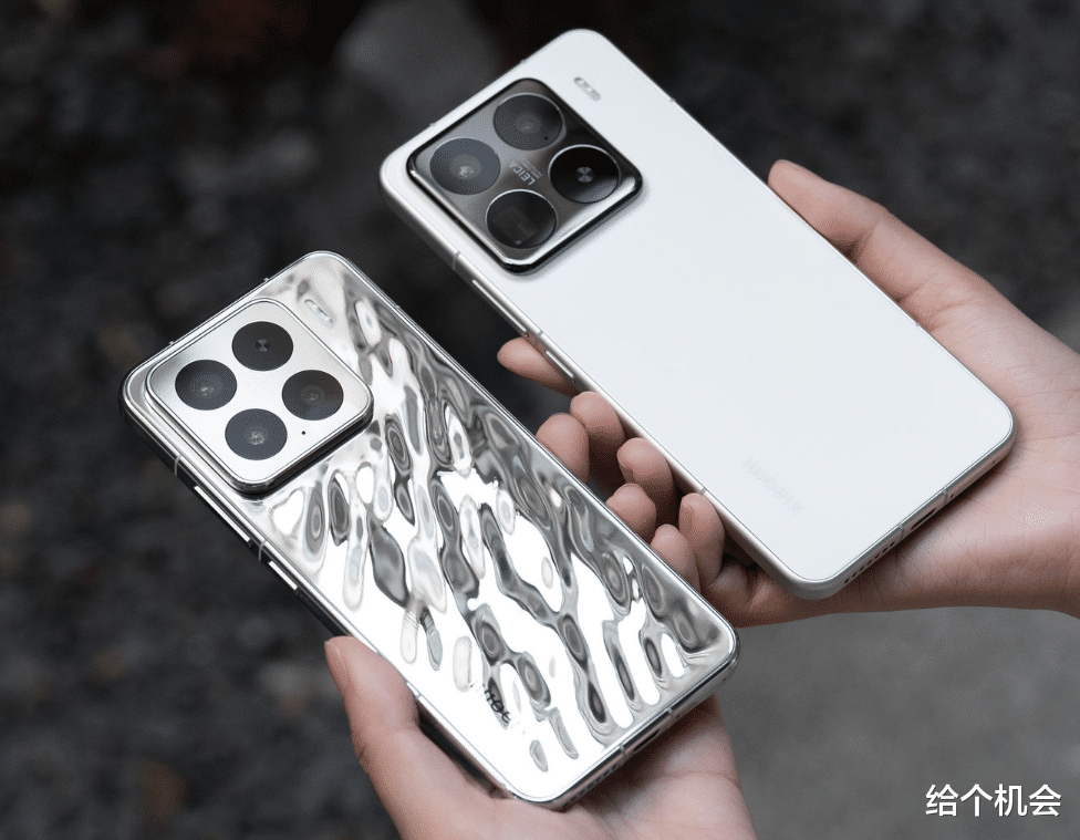 7000mAh+6.36英寸，定价4499元起，小米旗舰新机加量不加价！