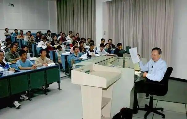 杨振宁103岁了，身体萎缩很多精神仍不错，翁帆49岁也渐渐发福了