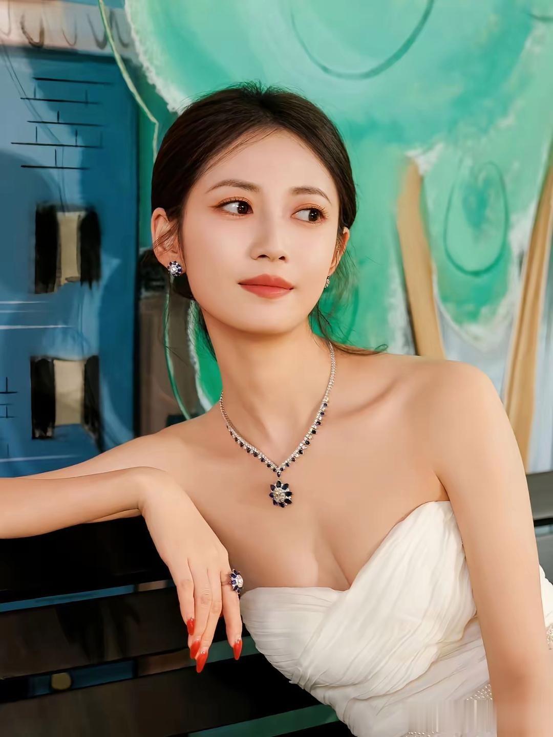 陈钰琪白裙造型美到发光!像从童话里走出来的公主,网友:心动了