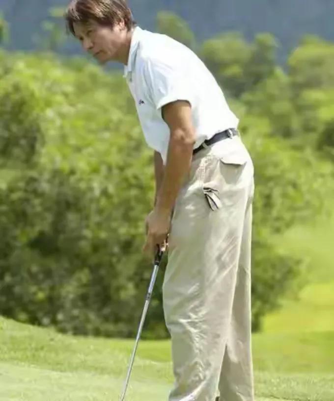 TVB“皇牌绿叶”定居中山罕见露面，曾任佘诗曼父母结婚的伴郎