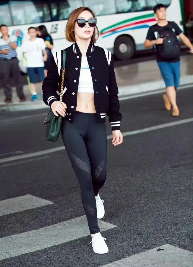 38岁袁姗姗紧身瑜伽服身材很棒，腰很细