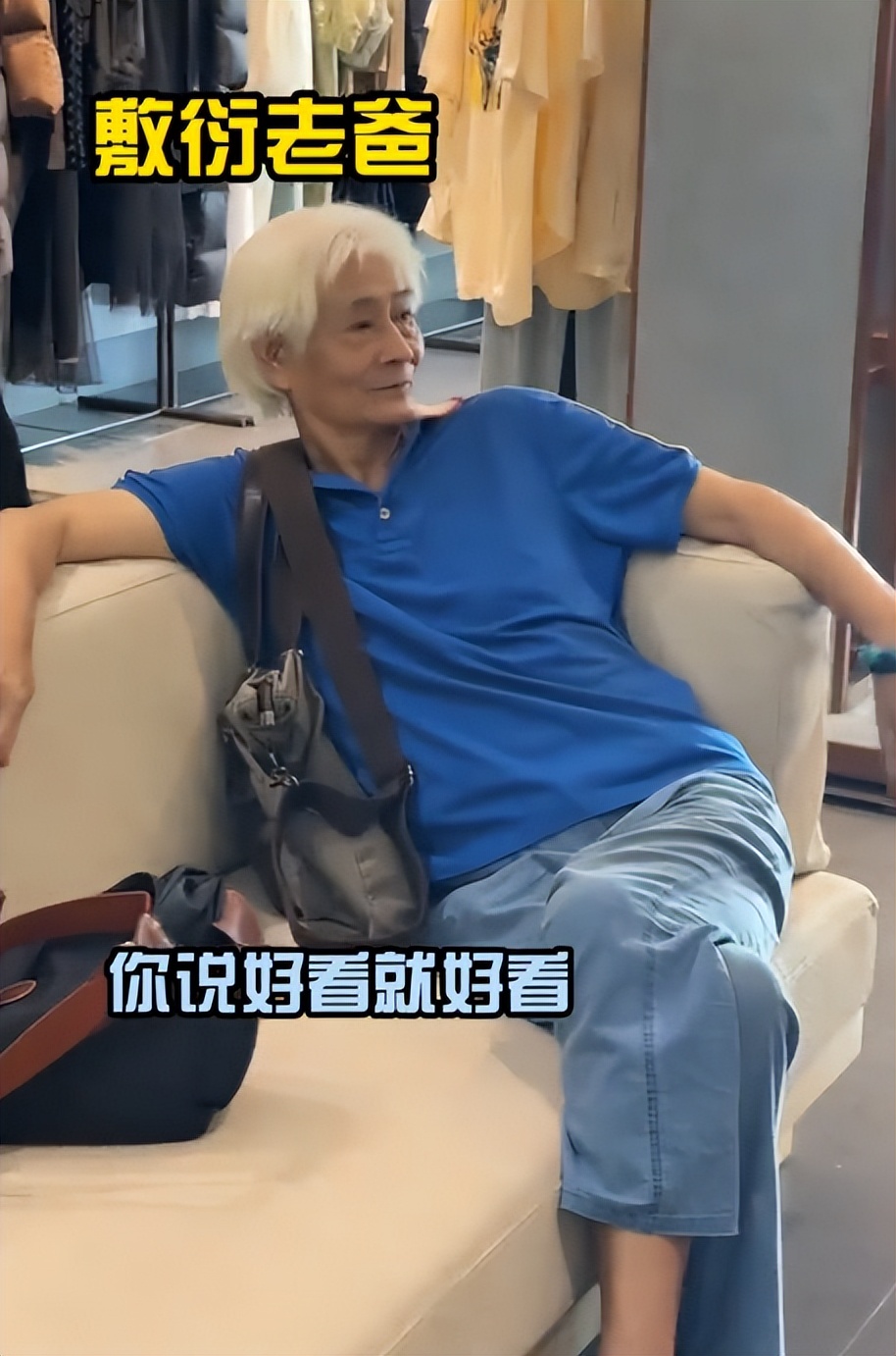 演员陈龙带父母买衣服,老妈背王菲同款包,三件花2200,比他还潮