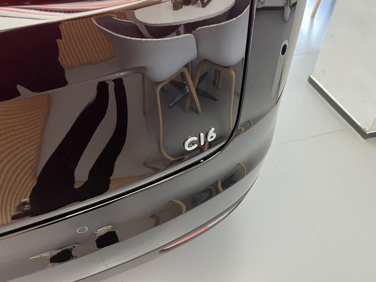 进店实拍零跑C16，有彩电冰箱大沙发，比理想便宜近一半