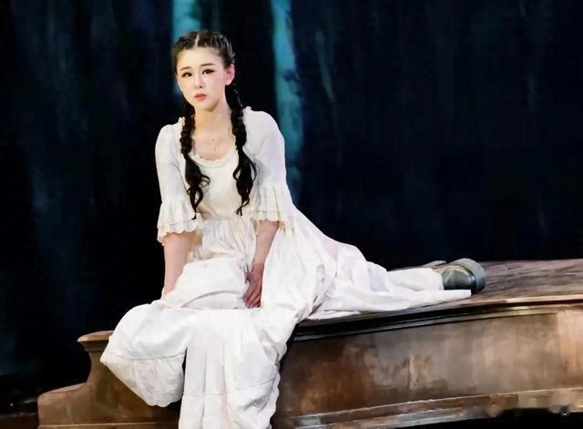 王雷接李小萌下班造型太惊艳，迪奥加发胶，两人都很显年轻