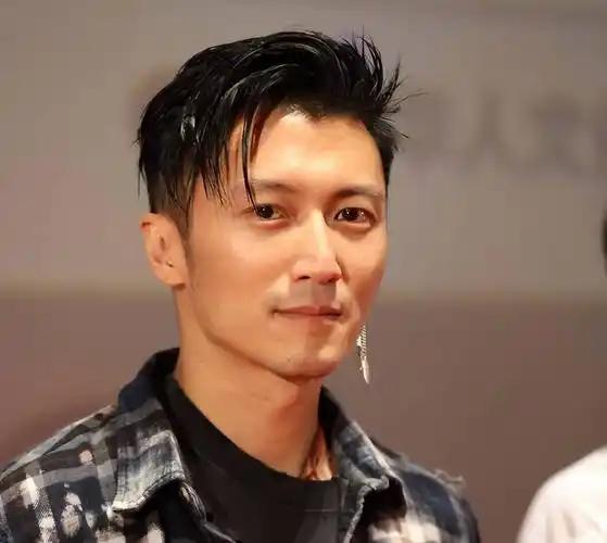 央视力挺！没想到32岁的欧豪，已悄悄走上“伯乐”谢霆锋的老路