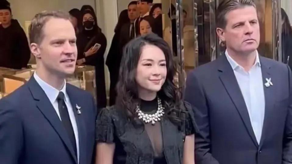 46岁章子怡现身成都，离开美颜滤镜状态好真实，膝盖尤为吸引眼球