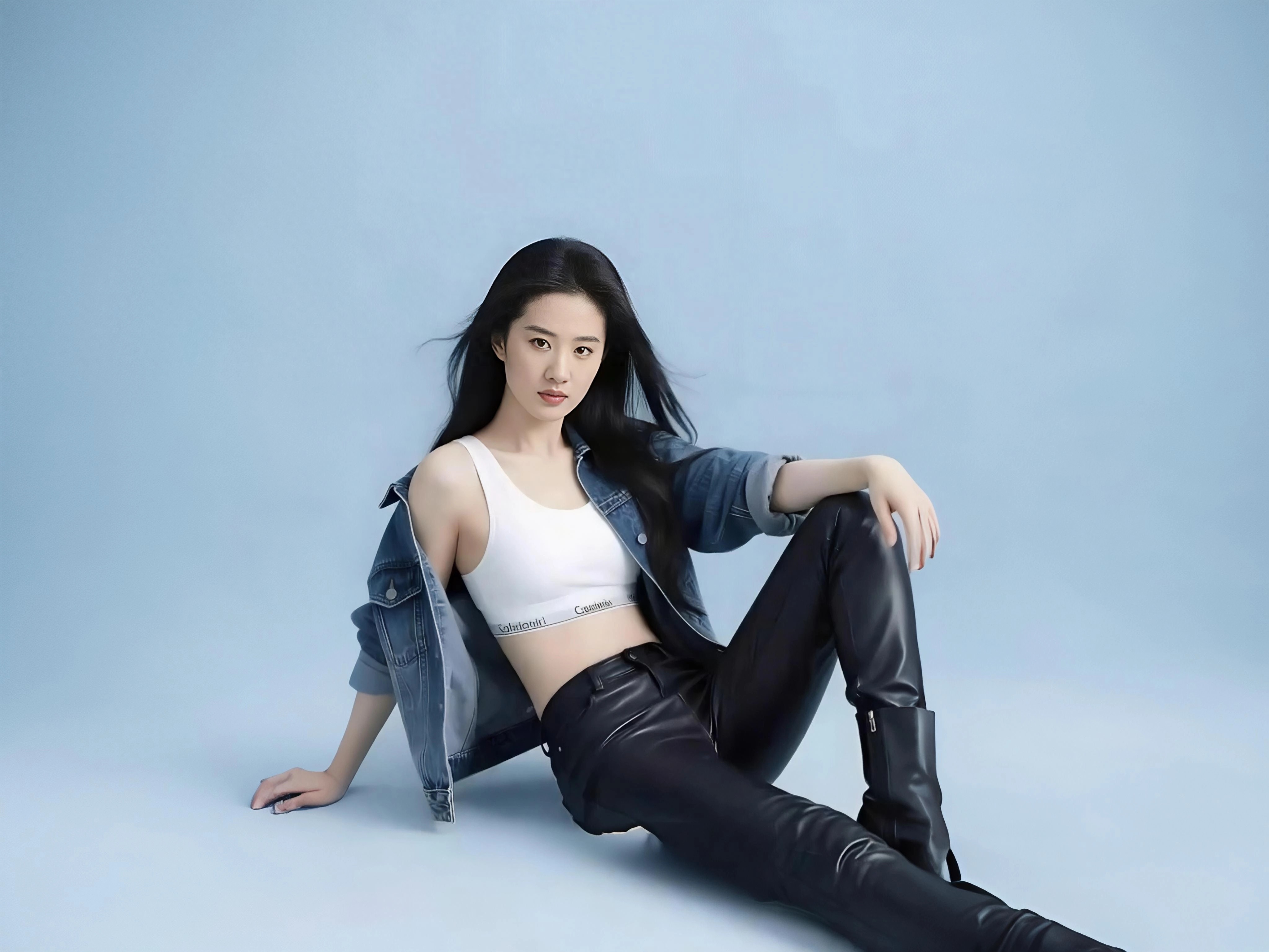 刘亦菲新造型帅炸天！牛仔配皮裤美到窒息