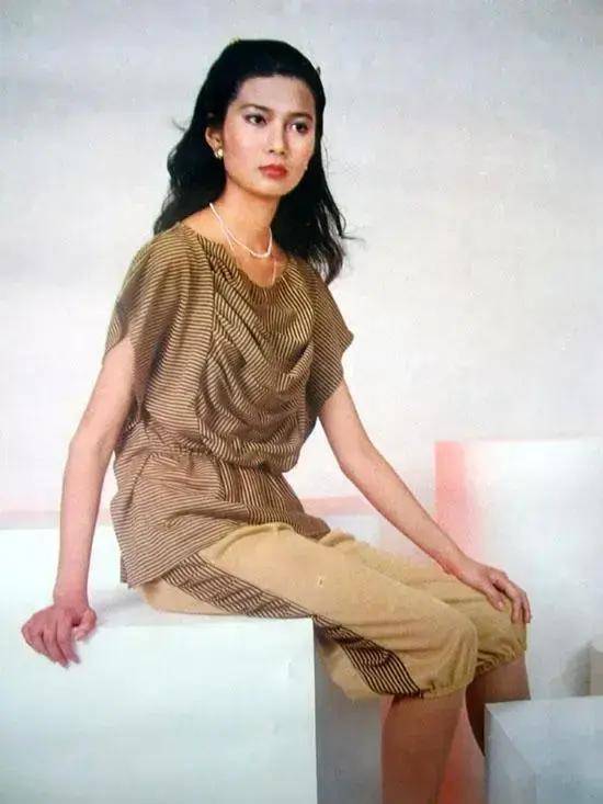 父亲是上海知名演员，她却为爱隐退赴美生子，如今二婚风光不再