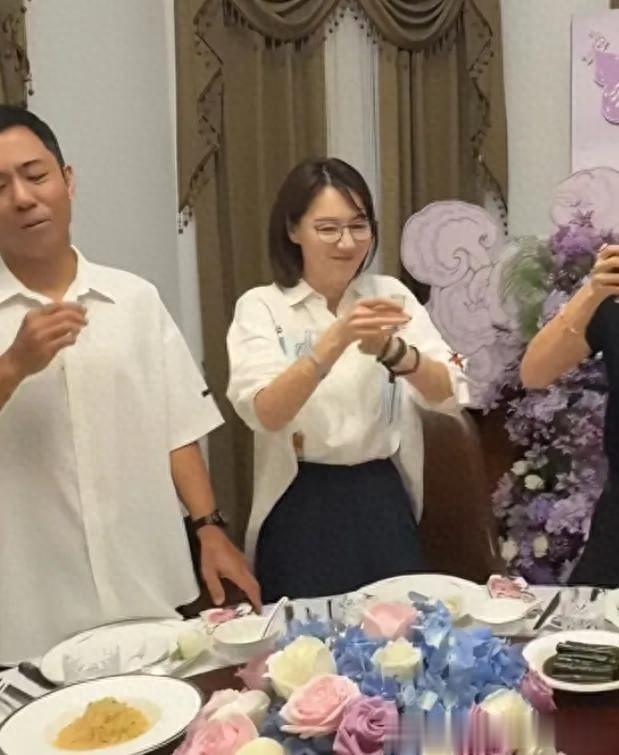 41岁王冠带家属参加生日宴，圈外老公正脸曝光 不帅但踏实有夫妻相
