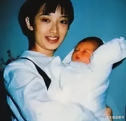 山口百惠的两个儿子：穿西装一个文雅一个英武，不输爸爸三浦友和