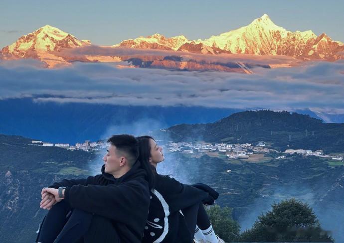 张馨予晒合照庆结婚7周年，何捷在沙滩高举老婆，素颜上阵显情商