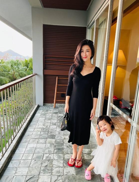 咋选!刘亦菲朱珠一家逛街,一颦一笑太有女人味,母爱泛滥宠孩子