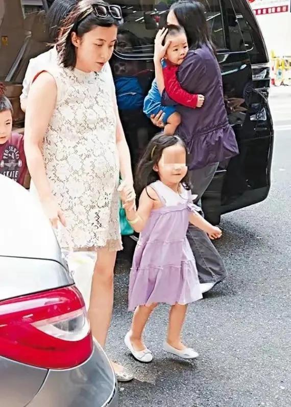 吕丽君女儿首度回应财产分配传闻，没有被父亲忽略，关系已经修复