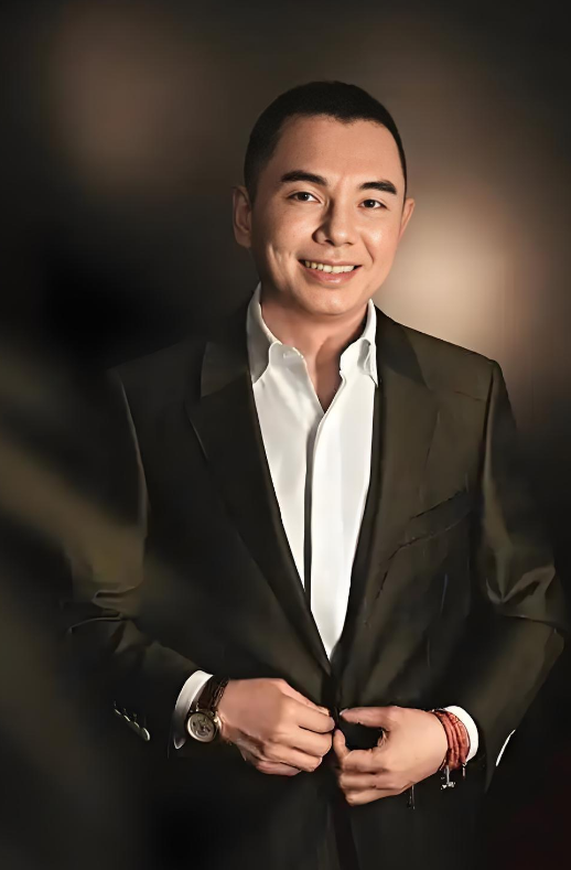 内地“刘銮雄”，年轻时30亿身家围猎女星，如今成老赖泪洒直播间