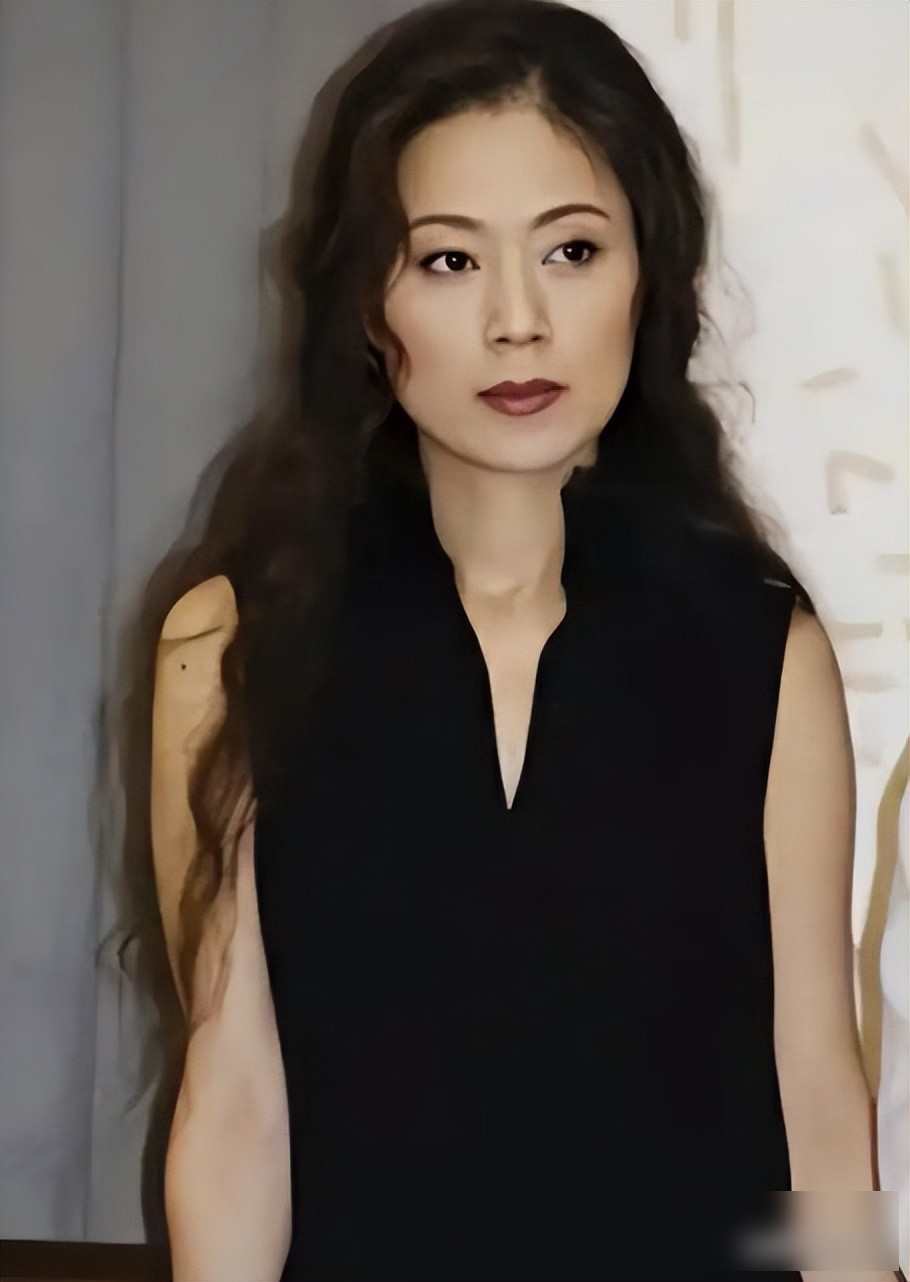 63岁黄梅戏女神,余秋雨出轨小16岁演员,背后藏着多少不为人知的泪?