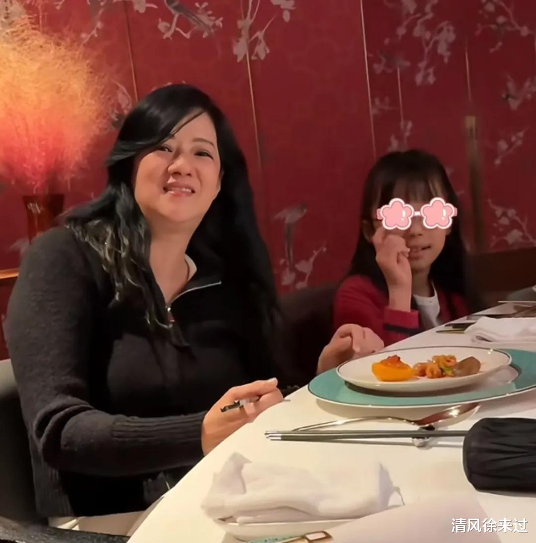 伊能静九旬母亲访沪,秦昊携父母热情款待,两家齐聚共享天伦