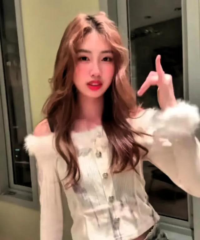 冯小刚美国豪宅为养女庆生,19岁徐朵整形染金发气质蜕变惊艳众人