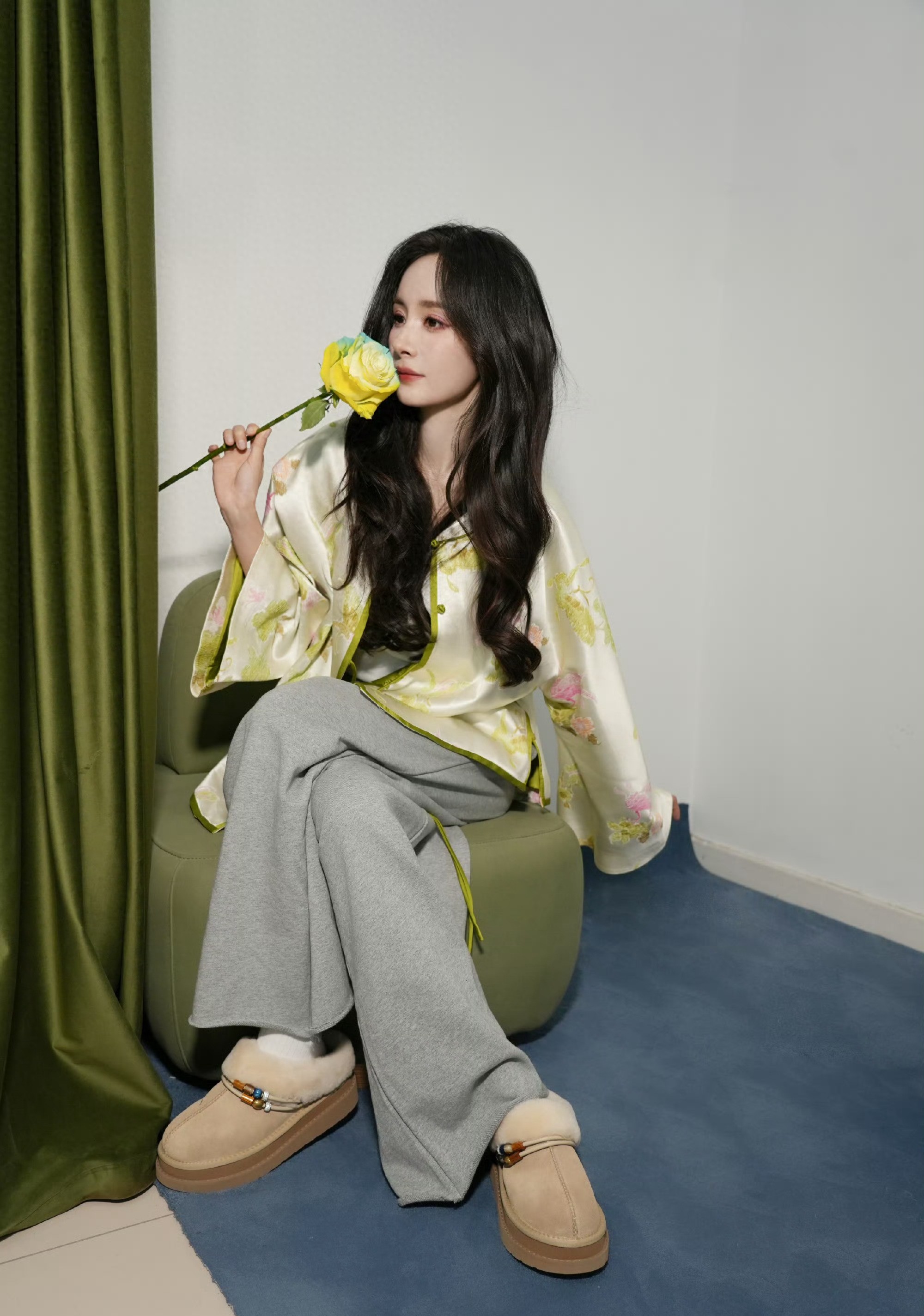 杨幂钟爱新中式，身穿绿色新中式外套，手拿玫瑰，好清新