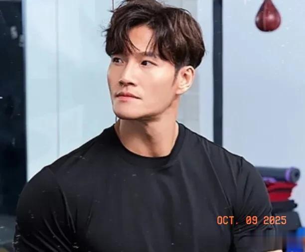 金钟国晒度蜜月视频，妻子疑首次曝光，网友：长头发看起来很年轻