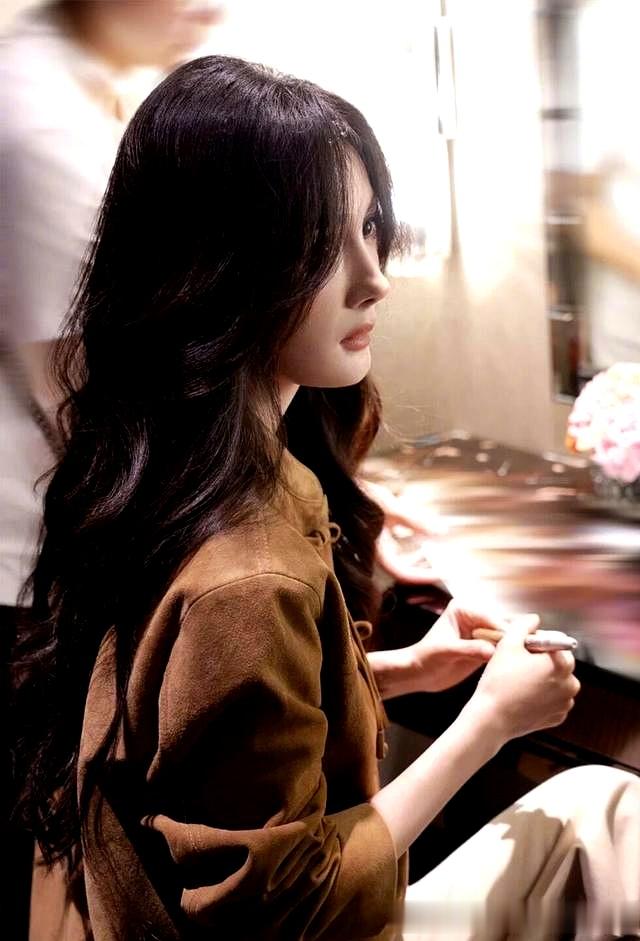 杨幂这套早秋穿搭，把“甜酷松弛感”玩明白了，普通人也能赢很大