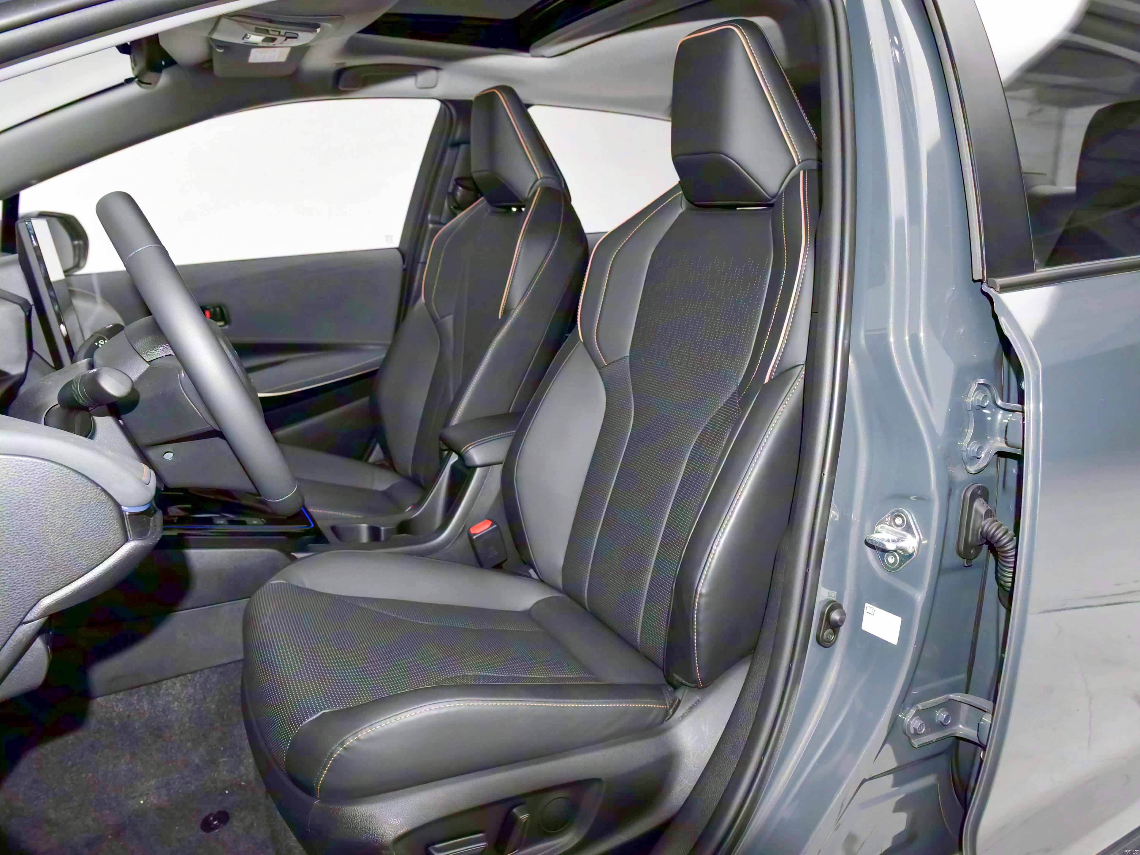 9.9万拿下丰田混动家轿，1.8L油电混动+4L多油耗，比新能源香？