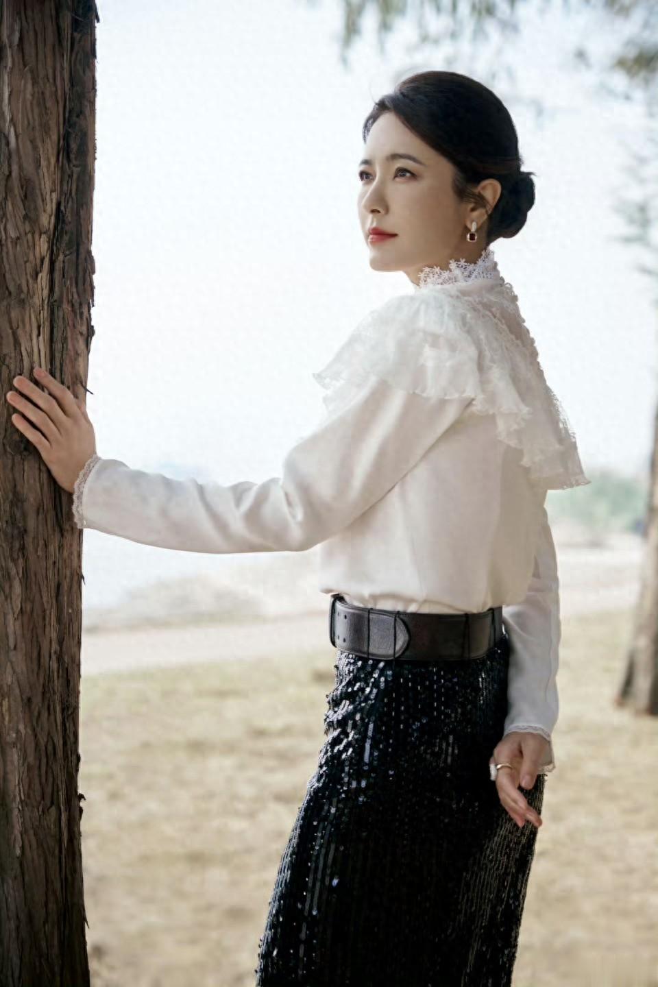 曾黎阿姨今日份在长江大桥美拍，开叉包臀裙高跟穿搭迷人至极