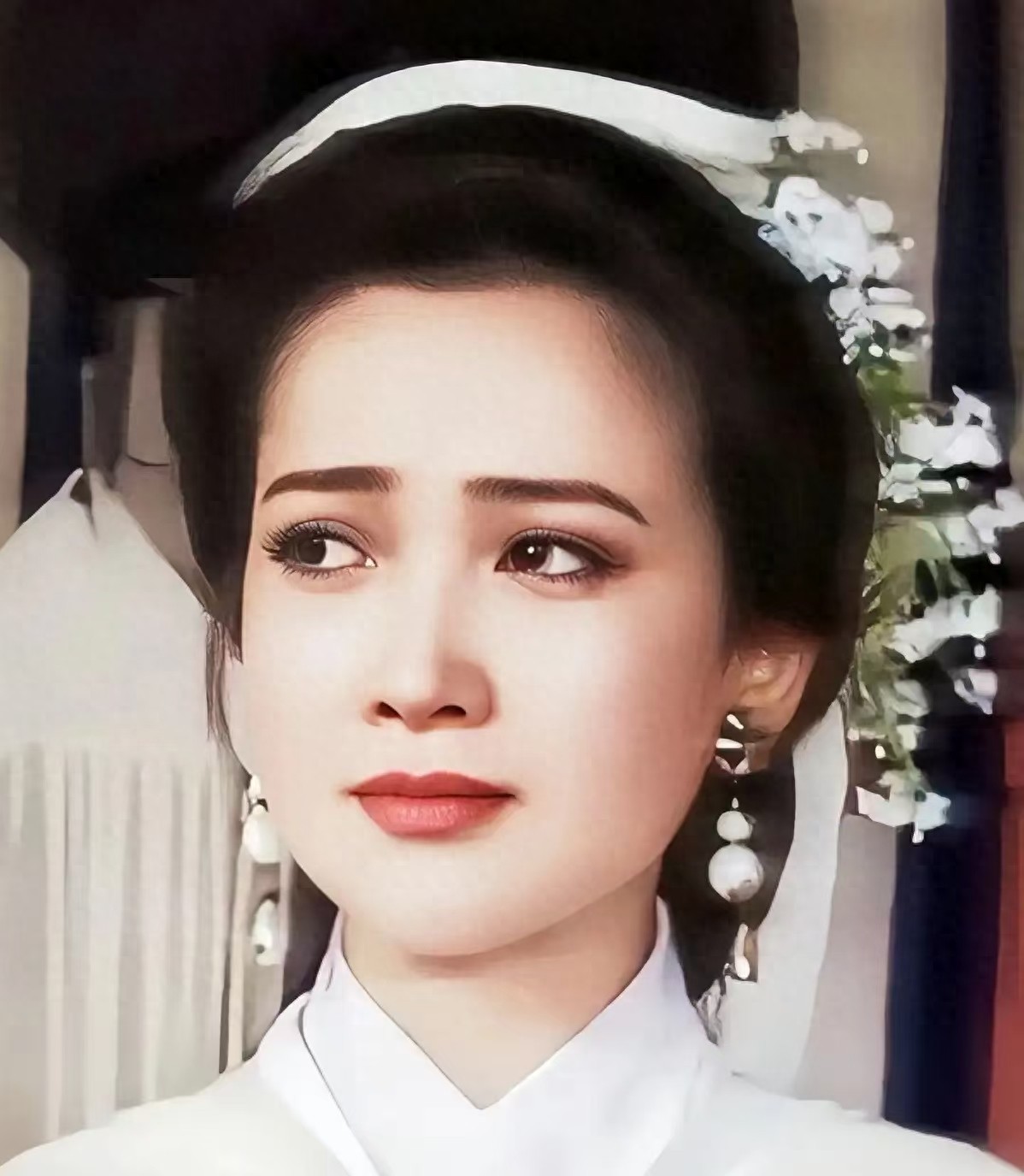 何晴父母都死于脑溢血，她也因脑瘤去世，临终前最担心儿子的健康