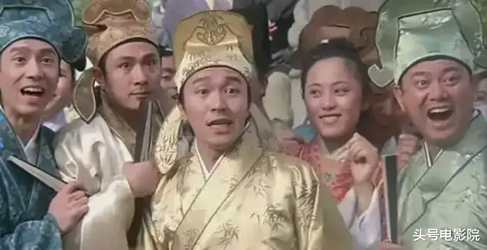 75岁谭咏麟私下视频流出,信息量大!陈百祥左拥右抱,衣服引热议