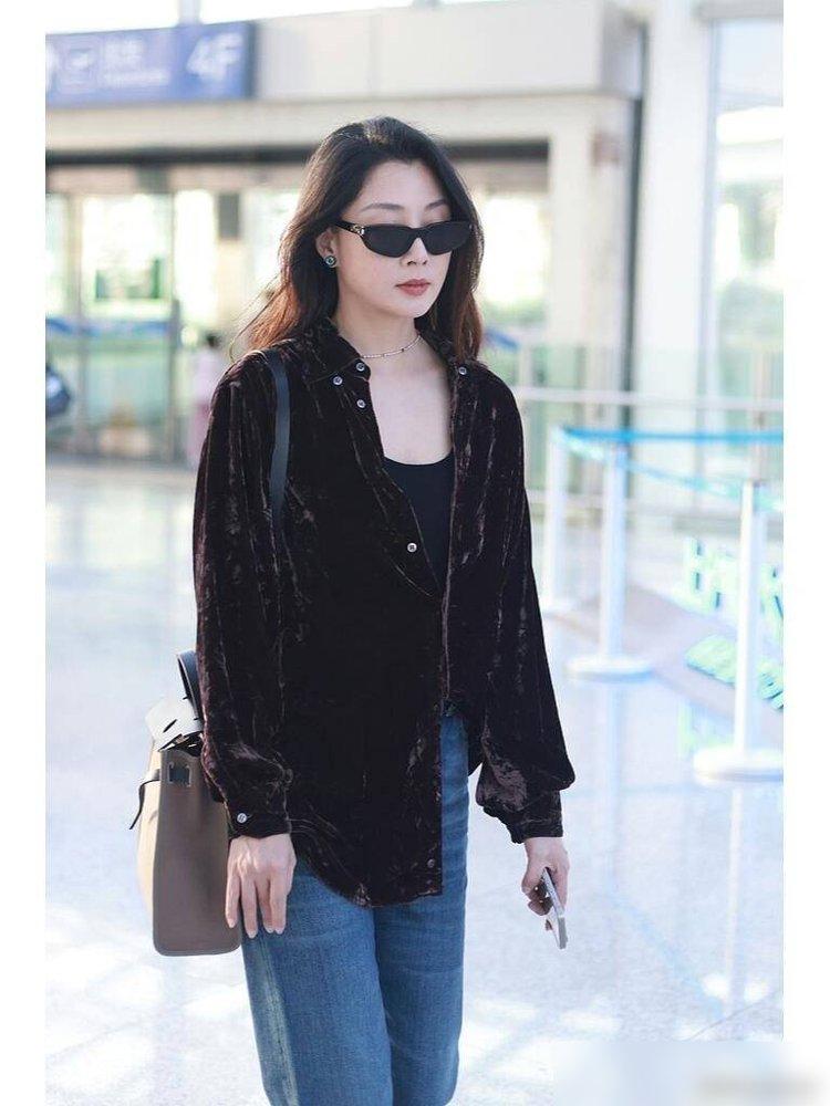 殷桃恋爱后状态让人慕了,穿丝绒衬衫+牛仔裤超洋气,不像45像25