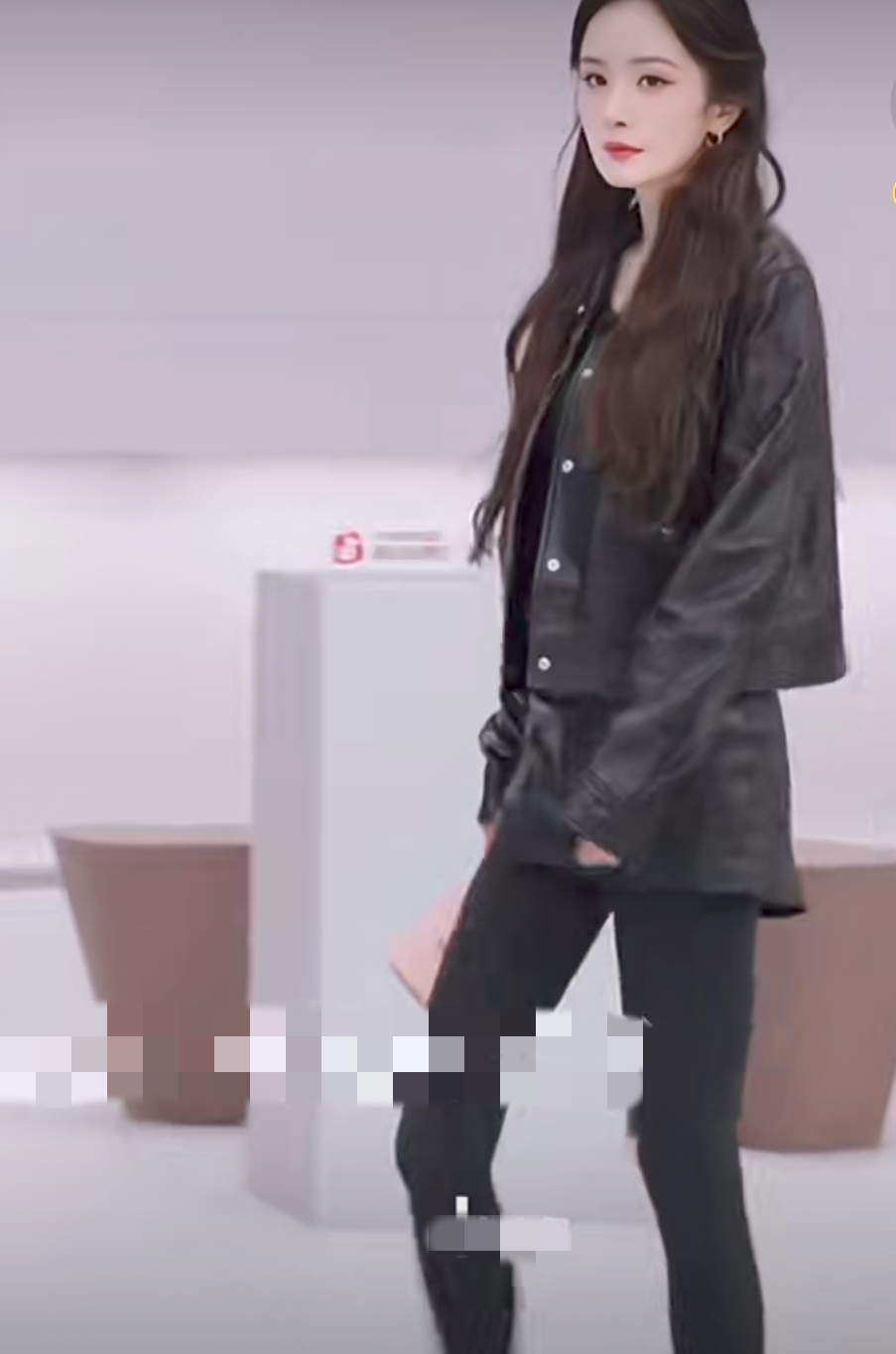 杨幂代言打底裤，穿黑色打底裤直播，才发现她双腿已经瘦成竹竿了