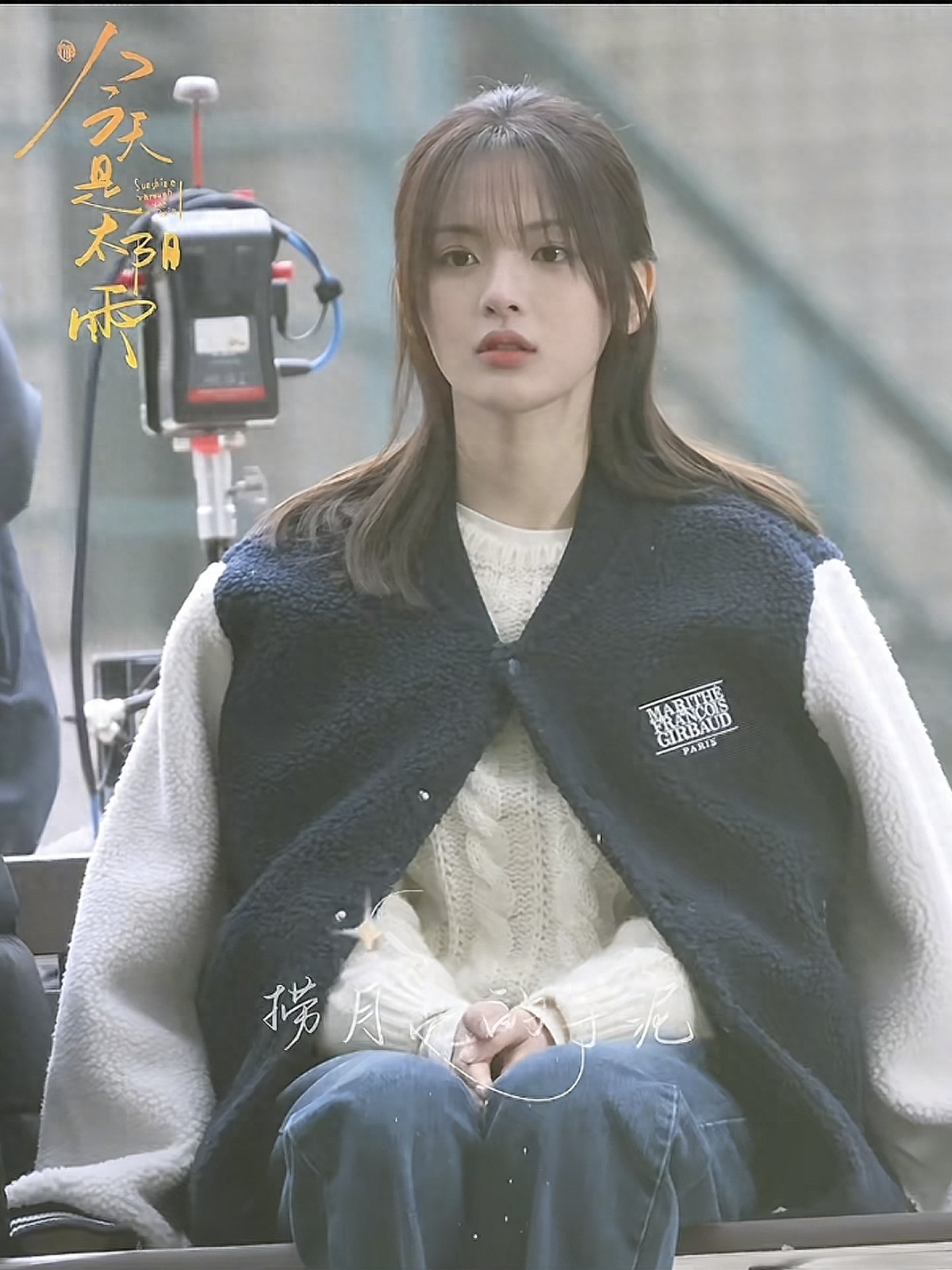 脸真好小!杨超越拍戏被偶遇,穿白毛衣半扎发,青春活力又温柔