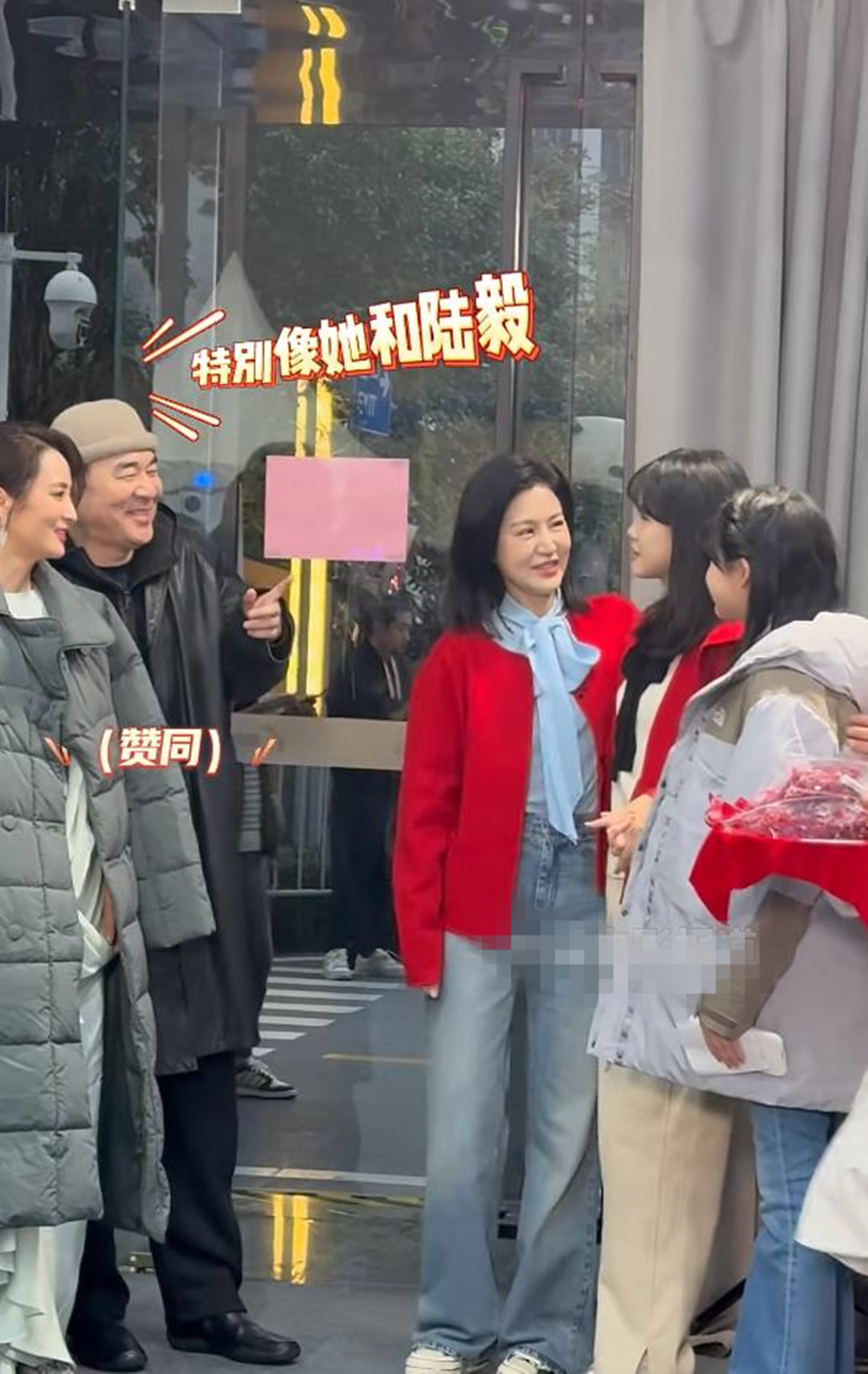 陈建斌陆毅两家活动上碰面，蒋勤勤看着鲍蕾俩漂亮女儿，满眼羡慕