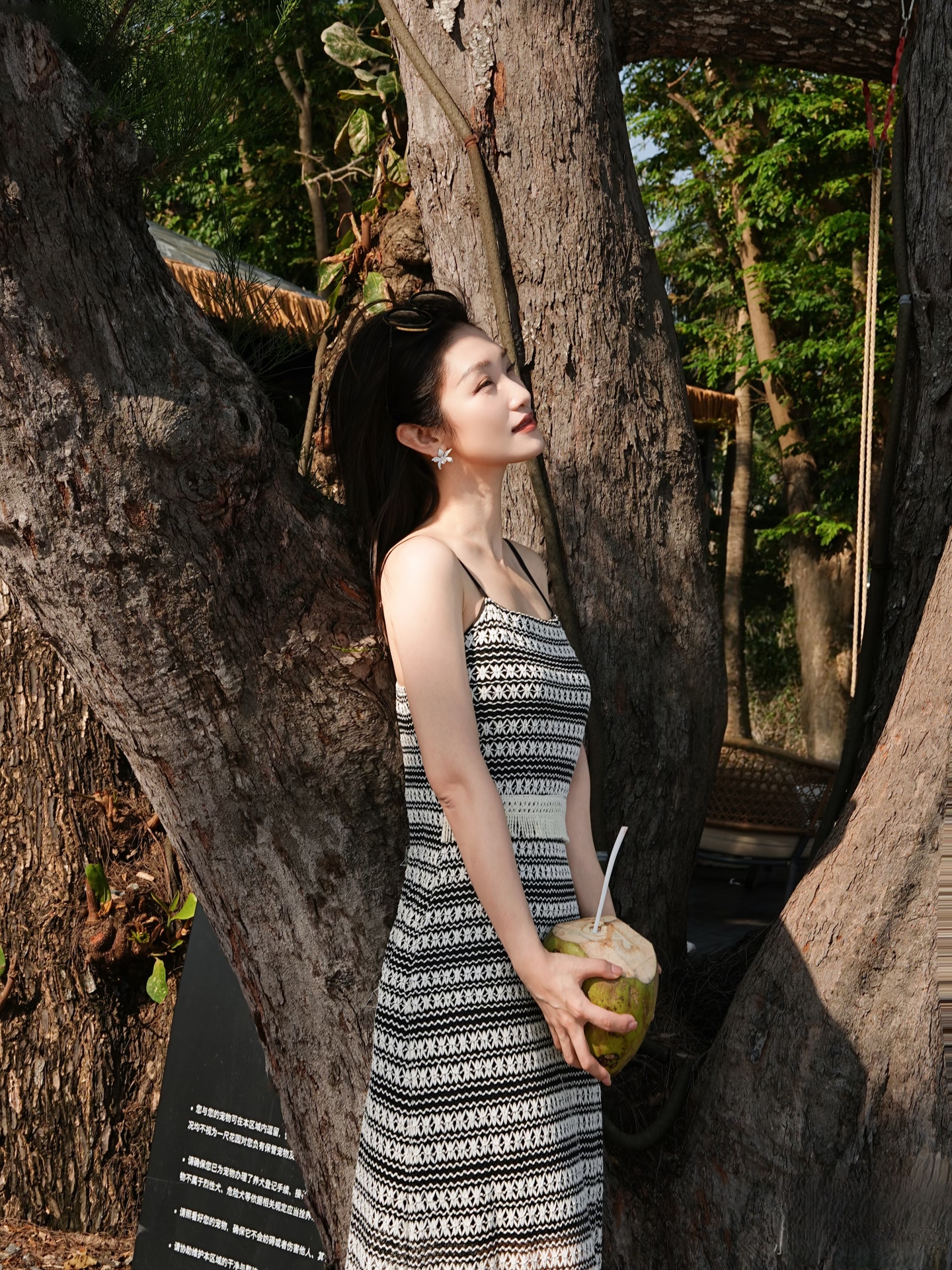 主持人蓝羽手捧椰汁拍美照，一袭吊带裙配长发，惬意又漂亮